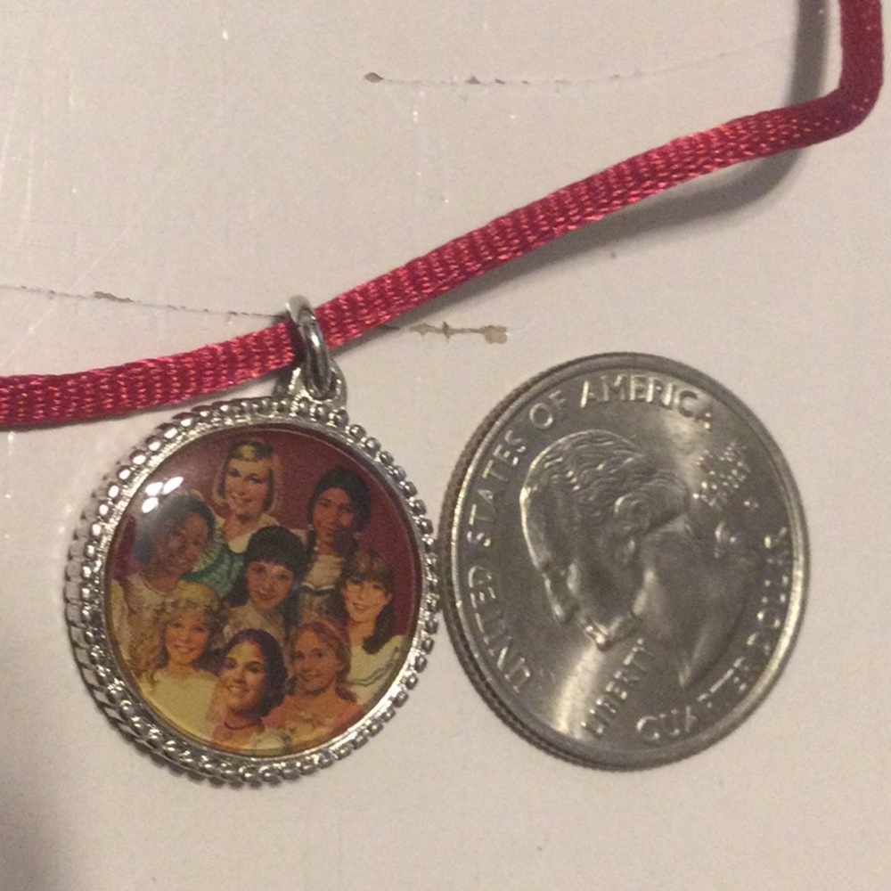 American Girls choker and 8 pins - Picture 14 of 15